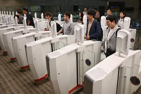 Kemudahan imigresen ini membenarkan pelawat kali pertama ke Singapura menggunakan lorong automatik tanpa sebarang pendaftaran awal dalam sistem. 