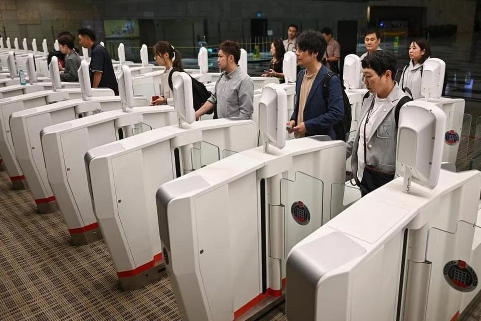 Kemudahan imigresen ini membenarkan pelawat kali pertama ke Singapura menggunakan lorong automatik tanpa sebarang pendaftaran awal dalam sistem. 