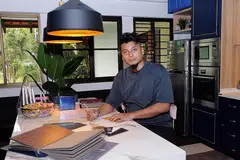 KERJA LEMBUR: Encik Khai terpaksa 'turun padang' membantu menjalankan kerja-kerja ubah-elok kerana kekurangan pekerja. - Foto BM oleh KHALID BABA