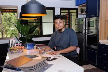 KERJA LEMBUR: Encik Khai terpaksa 'turun padang' membantu menjalankan kerja-kerja ubah-elok kerana kekurangan pekerja. - Foto BM oleh KHALID BABA