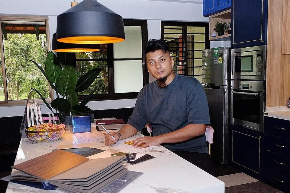 KERJA LEMBUR: Encik Khai terpaksa 'turun padang' membantu menjalankan kerja-kerja ubah-elok kerana kekurangan pekerja. - Foto BM oleh KHALID BABA