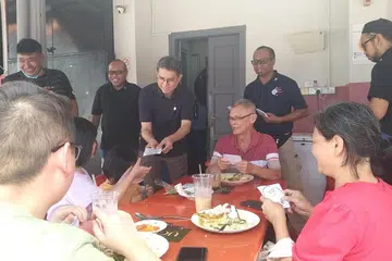 SEBAR MESEJ: Menteri Negara (Ehwal Dalam Negeri merangkap Pembangunan Negara), Profesor Madya Dr Muhammad Faishal Ibrahim, mendekati masyarakat di kawasan Kampung Gelam pada Sabtu (18 Februari) untuk menyebarkan mesej anti-dadah sebagai sebahagian daripada kempen Dadah Itu Haram. Foto-foto BM oleh IRMA KAMARUDIN