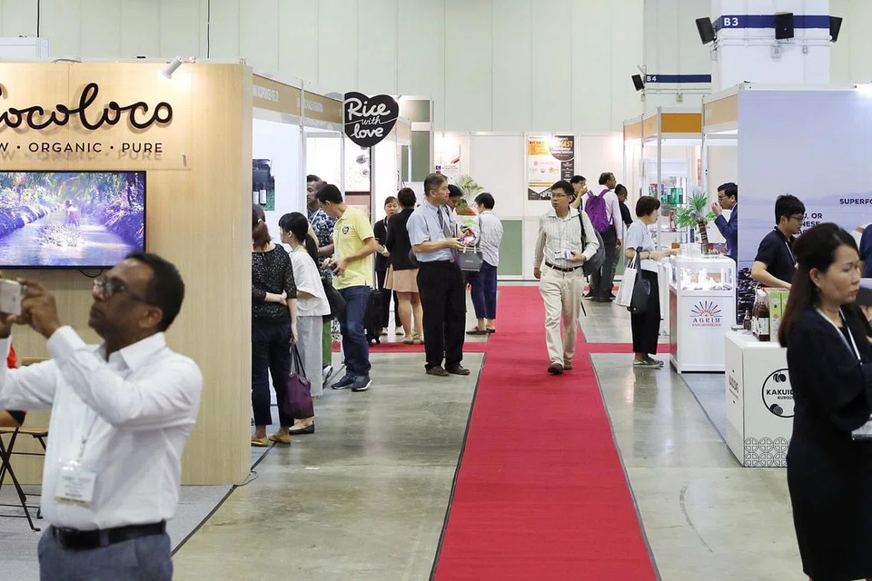 PILIHAN LUAS: Lebih 8,000 pengunjung dagangan dari 46 negara seperti Korea Selatan, Taiwan, Filipina, Sri Lanka dan Mexico berpeluang meninjau bermacam pilihan produk seperti snek sihat berasaskan tumbuhan, madu organik, air kelapa dan teh koko asli. - Foto BM oleh GAVIN FOO