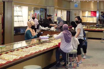 SOKONG PERNIAGAAN DI TENGAH-TENGAH KEMELESETAN: Kedai emas Golden Chance masih dapat permintaan yang tinggi dari pelanggan walaupun harga emas meningkat. - Foto SECOND CHANCE PROPERTIES