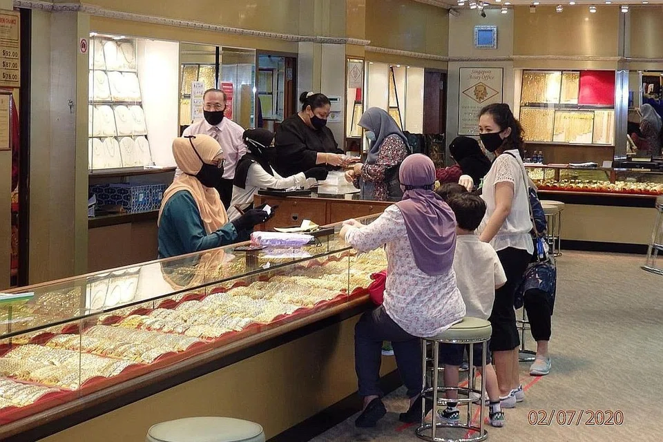 SOKONG PERNIAGAAN DI TENGAH-TENGAH KEMELESETAN: Kedai emas Golden Chance masih dapat permintaan yang tinggi dari pelanggan walaupun harga emas meningkat. - Foto SECOND CHANCE PROPERTIES