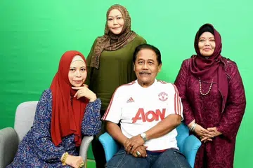 MADU TIGA: Pelawak mapan, Yusoff Maruwi bersama tiga 'isteri' (dari kiri) Nurijah Sahat, Noreda Suhoot dan Norsiah Abdul Hamid dalam sitkom tulisan Azian Pasiran dan diarahkan oleh Keatar HM
