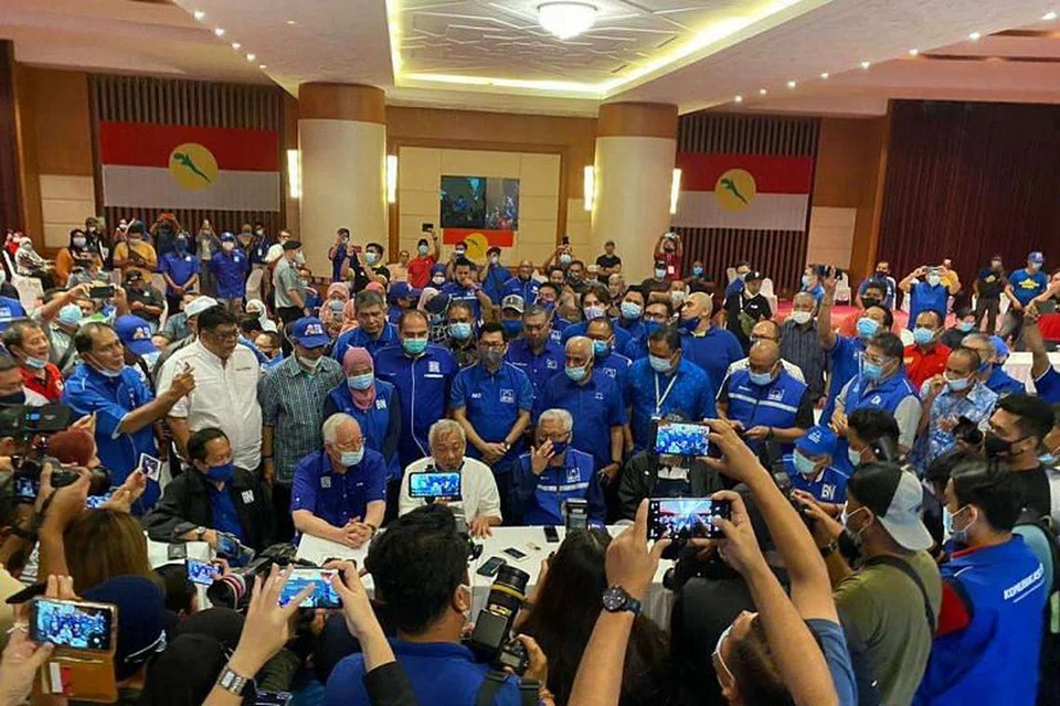 Ketua Barisan Nasional Sabah, Bung Moktar Radin (berbaju putih) mengisytiharkan Gabungan Rakyat Sabah menang undian majoriti bagi membentuk kerajaan negeri seterusnya.