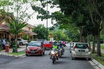 RONDAAN POLIS: Anggota Unit Ronda Bermotosikal (URB) melakukan pantauan di kawasan perumahan Presint 11, Putrajaya.