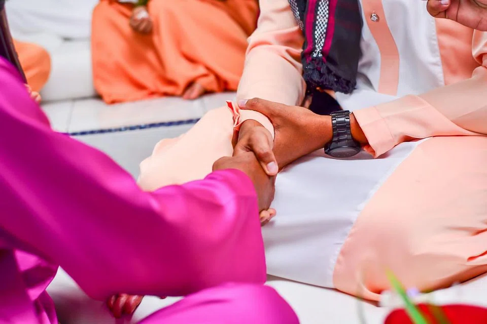 MANFAAT PERKAHWINAN: Menurut Ustaz Mohamad melalui ikatan perkahwinan, hubungan kekeluargaan akan lebih terpelihara. Lelaki akan menjadi lebih bertanggungjawab dalam mengurus isteri dan keluarga. Wanita pula akan memiliki tempat perlindungan dan anak-anak dapat membesar dengan terjamin. - Foto ISTOCKPHOTO