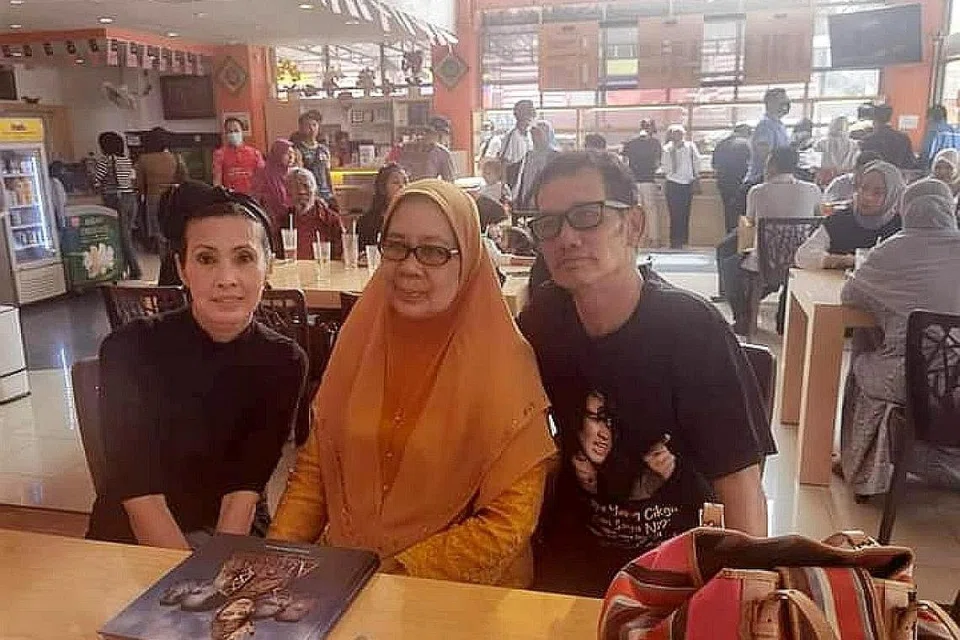 SERING KE KL: Encik Nazran (kanan) sering ke Kuala Lumpur dan setiap kali ke sana, beliau antara lain akan menemui kakaknya, Cik Shashah Hamid (kiri) dan Cik Kamariah Mohd Said iaitu isteri kepada Seniman Kuswadinata. - Foto ihsan NAZRAN HAMID