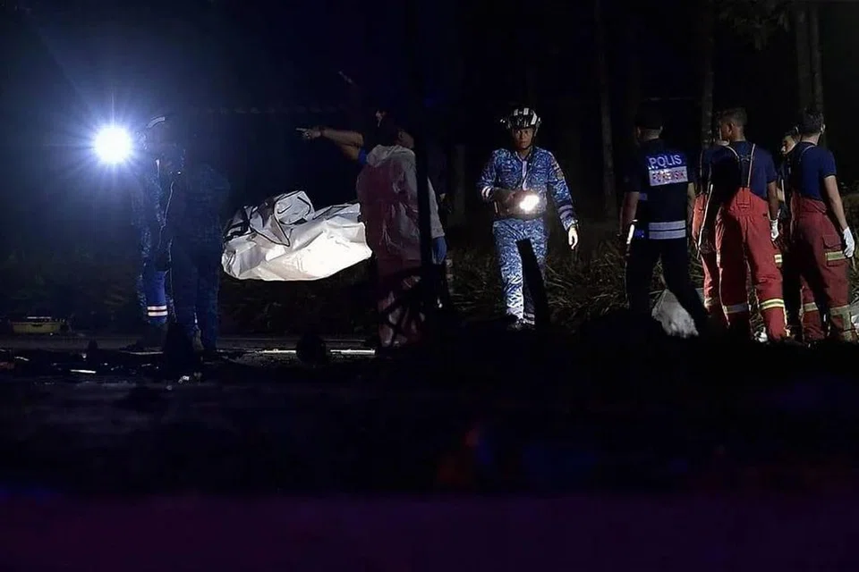 PENCARIAN BERAKHIR: Anggota penyelamat Angkatan Pertahanan Awam Malaysia menemukan mayat mangsa nahas pesawat jenis jet penumpang yang mengorbankan 10 nyawa di Bandar Elmina, Shah Alam, Selangor, pada Khamis lalu.