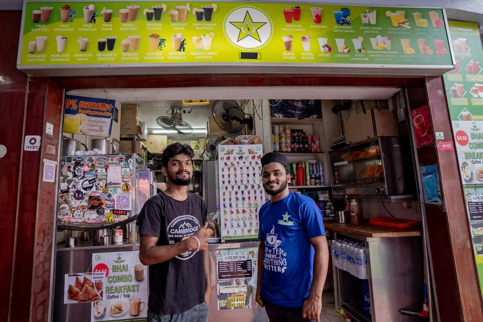 GENERASI SETERUSNYA: Kedai Bhai Sarbat di 21 Bussorah Street, berada dalam jagaan anak-anak pemilik Bhai Sarbat, Encik Mohammad Zaki Mohammad Asgar (kiri) dan Mohammad Gani Mohammad Asgar (kanan) semasa bapa mereka tiada di Singapura. 