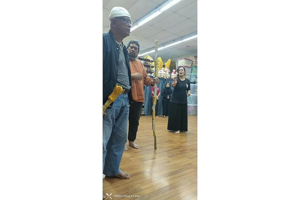 BANYAK BELAJAR DARI VETERAN: Haslinna Jaaman (kanan) selaku Puteri Dewi Gemala hargai pengalaman cedok ilmu bangsawan daripada penggiat seni veteran. - Foto SRIWANA