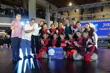 JUARA PERTANDINGAN: Juara kumpulan tarian RP, Dharma Endari, bersama Dr Faishal (kiri). - Foto WISMA GEYLANG SERAI