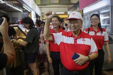 Tiga pemimpin teratas PSP terdiri (dari kiri) Setiausaha Agung Parti Kemajuan Singapura (PSP) Encik Leong Mun Wai, pengerusi Dr Tan Cheng Bock dan naib pengerusi pertama Cik Hazel Poa menemui penduduk di pasar 726 West Coast pada 10 Mei.