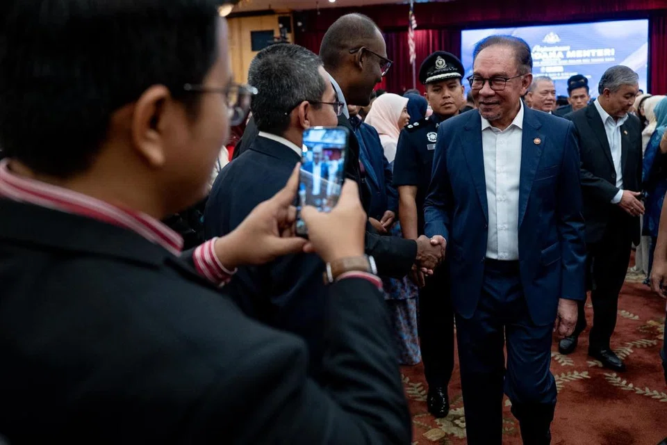 Perdana Menteri Malaysia, Datuk Seri Anwar Ibrahim, bersalaman dengan penjawat awam pada Perhimpunan Bulanan bersama Warga Jabatan Perdana Menteri di Putrajaya pada 6 Mei.