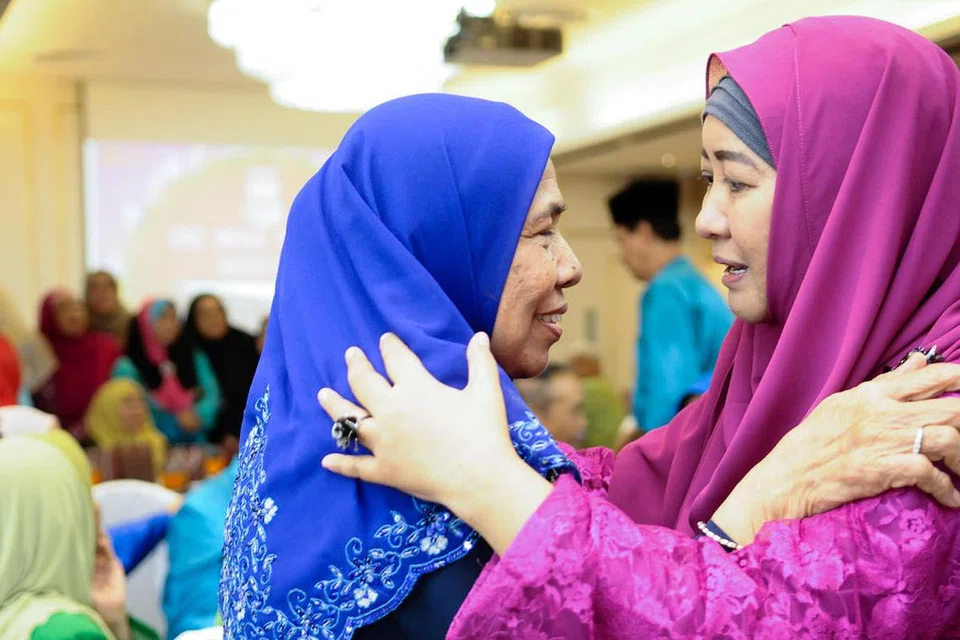HILANG RINDU: Pertemuan yang menghilangkan rasa rindu antara guru dan pelajar yang lama tidak bertemu menghangatkan suasana majlis. - Foto ihsan bekas pelajar SANG NILA UTAMA