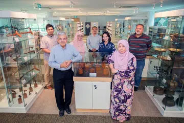 PEGAWAI MLCS: Tenaga kerja di balik pusat sumber MLCS ialah (dari kiri) Encik Muhammad Jailani Abu Talib, Encik Mohamed Noh Daipi, Cik Haryati Surana, Encik Rahmat Subadah, Cik Elyani Mohamed, Dr Fadilah Isnin dan Encik Muhamad Rafi Abu Bakar. Pusat sumber terletak di tingkat dua bangunan MLCS, belakang Pusat Bahasa Kementerian Pendidikan (MOELC), Bishan Street 14. - Foto BH oleh IQBAL FAIZAL