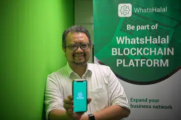 TEBAR SAYAP: Encik Azman yakin dapat mengembangkan WhatsHalal ke luar negara dengan berkesan hasil sokongan yang diterimanya antara lain daripada program Tribe Accelerator dan ESG. - Foto BM oleh MARK CHEONG