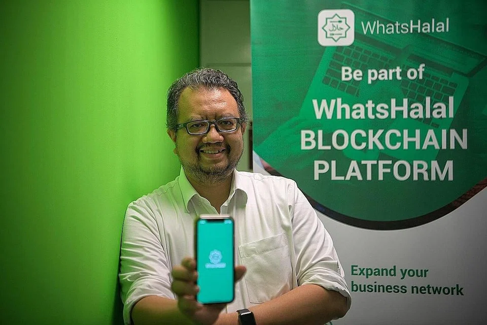 TEBAR SAYAP: Encik Azman yakin dapat mengembangkan WhatsHalal ke luar negara dengan berkesan hasil sokongan yang diterimanya antara lain daripada program Tribe Accelerator dan ESG. - Foto BM oleh MARK CHEONG