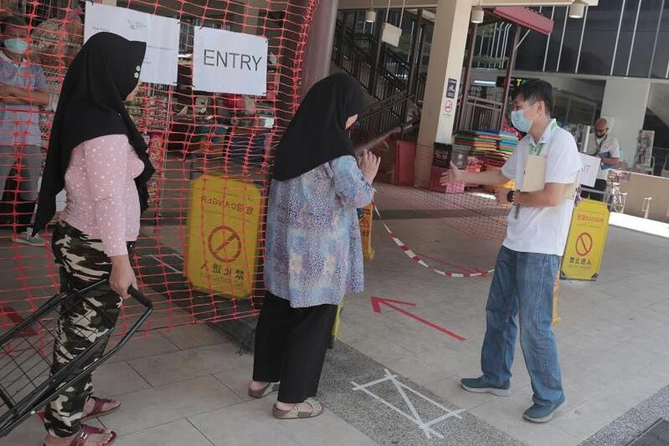 HARI KEDUA PEMUTUS LITAR: Pengunjung Pasar Geylang Serai beratur untuk memasuki pasar pada hari pelaksanaan tempoh pemutus rantaian jangkitan pada 8 April lalu. 