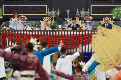 PERSEMBAHAN TARIAN KHAS: Koreografi tarian dan dendangan lagu semasa Majlis Santapan di Istana Negara Malaysia ketika lawatan negara Puan Halimah (duduk, dua dari kiri) ke sana dipilih khas oleh Raja Permaisuri Agong, Tunku Hajah Azizah Aminah Maimunah Iskandariah (duduk, paling kiri).