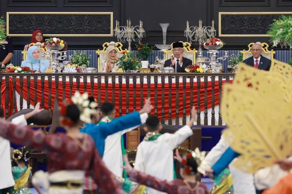 PERSEMBAHAN TARIAN KHAS: Koreografi tarian dan dendangan lagu semasa Majlis Santapan di Istana Negara Malaysia ketika lawatan negara Puan Halimah (duduk, dua dari kiri) ke sana dipilih khas oleh Raja Permaisuri Agong, Tunku Hajah Azizah Aminah Maimunah Iskandariah (duduk, paling kiri).