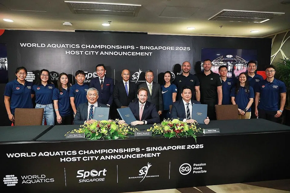 TINGKAT PRESTASI AKUATIK: Penganjur dan atlet akuatik bergambar di sidang media pengumuman penganjuran Kejohanan Dunia Akuatik 2025 di Stadium Negara semalam. - Foto BH oleh RYAN CHIONG