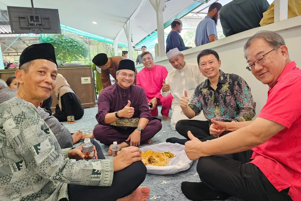 Menteri Pembangunan Negara, Encik Chee Hong Tat (dua dari kanan) bersama AP GRC Bishan-Toa Payoh, Encik Saktiandi Supaat (berbaju ungu) sertai jemaah dan relawan di Masjid Omar Salmah untuk sama-sama meraikan Aidiladha dan menyaksikan proses ibadah korban di masjid itu.