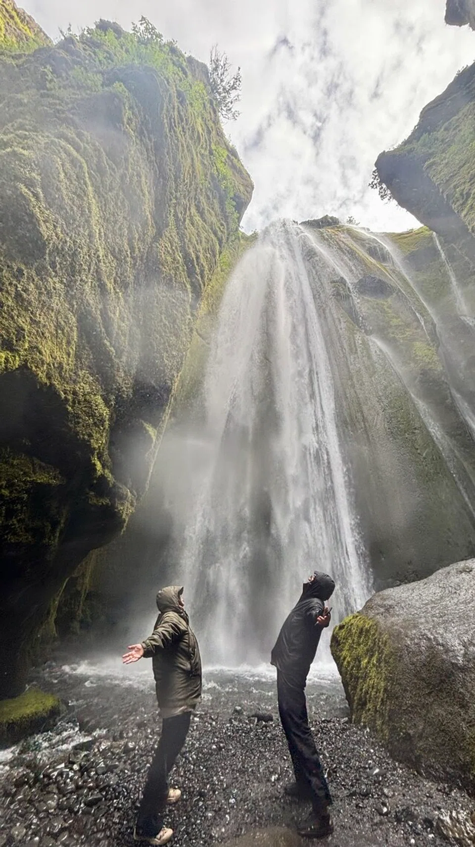 Penulis dan, suaminya berkunjung ke  air terjun Gljúfrafoss, yang terletak 10 minit jauh jika berjalan kaki dari Seljalandsfoss.
