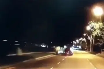 KEMALANGAN JALAN RAYA: Dalam sebuah rakaman video sepanjang 43 saat, sebuah kereta merah dilihat melanggar bahagian pemandu sebuah lori. 