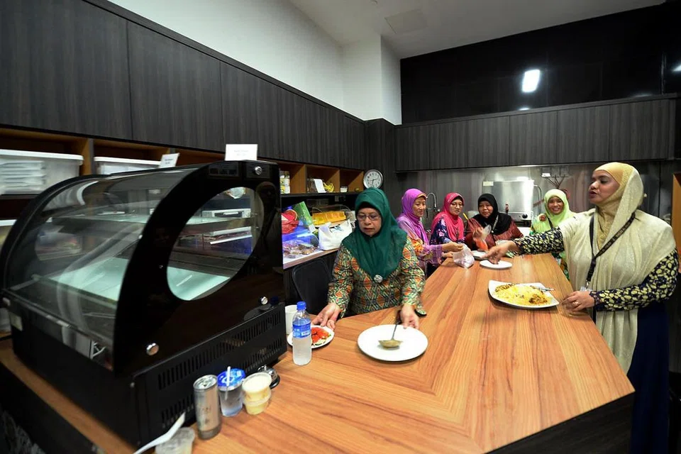 PANTRI MASJID: Di sinilah jemaah boleh duduk bersantai sambil menghirup minuman panas dan menjamu selera dengan juadah seperti nasi, mi dan kuih-muih.