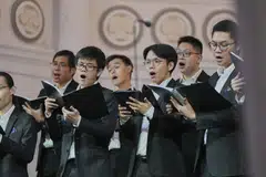 Encik Amir Mirza (depan, dua dari kanan) membuat persembahan bersama VOS Men di Pesta Suara Singapura 2024. 