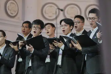 Encik Amir Mirza (depan, dua dari kanan) membuat persembahan bersama VOS Men di Pesta Suara Singapura 2024. 