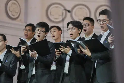 Encik Amir Mirza (depan, dua dari kanan) membuat persembahan bersama VOS Men di Pesta Suara Singapura 2024. 