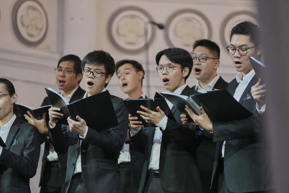 Encik Amir Mirza (depan, dua dari kanan) membuat persembahan bersama VOS Men di Pesta Suara Singapura 2024. 