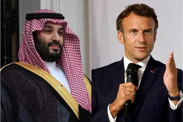ADAKAN PERTEMUAN: Presiden Macron (kanan) yang menjadi hos kepada Putera Mahkota Arab Saudi Mohammed bin Salman bagi rundingan di Paris walau ada kritikan ia tidak wajar berhubung kes pembunuhan wartawan Jamal Khashoggi. - Foto-foto AFP