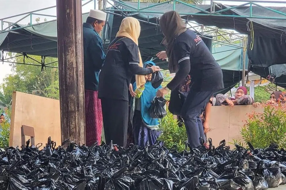 Pembahagian daging korban kepada penerima di Lombok, Indonesia, dilakukan dengan penuh keikhlasan dan amanah. 