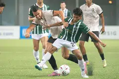 Penyerang Tanjong Pagar, Boris Kopitovic (kiri) cuba dapatkan bola daripada pemain Geylang International, Nazrul Nazari. Walaupun Tanjong Pagar terpaksa beraksi dengan sembilan pemain, mereka mempamerkan semangat juang yang kuat untuk cuba bangkit dan hanya kalah tipis 1-0.