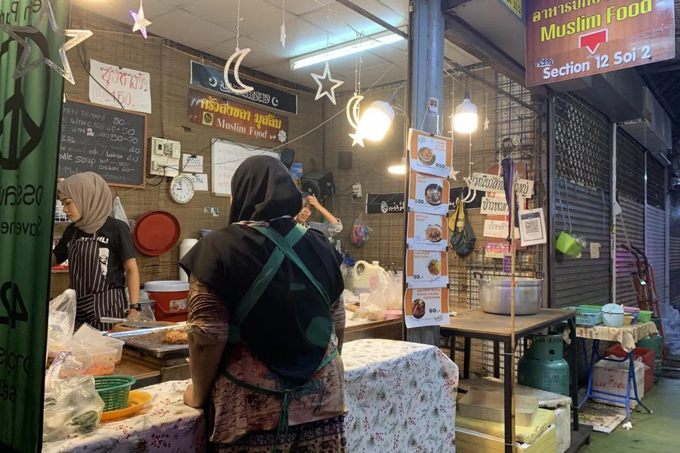 GERAI HALAL: Terdapat pelbagai pilihan makanan halal termasuk di Pasar Chatuchak. Walaupun tersembunyi di lorong-lorong, tanda arah memudahkan pelancong mencari gerai-gerai halal itu.
