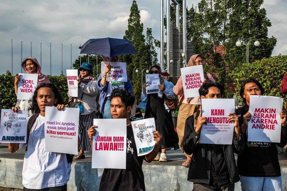 Aktivis memegang poster ketika menyertai demonstrasi menyokong Andrie Yunus, kakitangan pertubuhan hak asasi Indonesia KontraS (Suruhanjaya Orang Hilang dan Mangsa Keganasan), yang diserang dengan asid oleh individu tidak dikenali, di Yogyakarta pada 14 Mac 2026. Dua lelaki menaiki motosikal menyimbah asid ke wajah aktivis tersebut, menyebabkan kecederaan parah dan mencetuskan desakan pada 13 Mac agar siasatan menyeluruh dijalankan di tengah kebimbangan kemunduran demokrasi di negara itu.