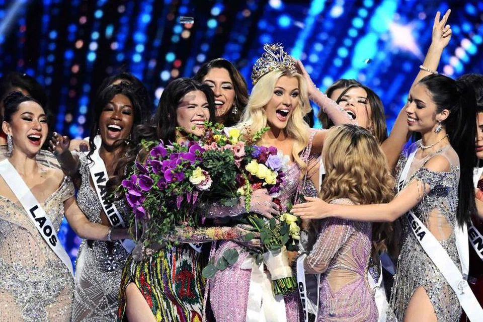 Victoria Kjaer Theilvig (tiga dari kanan) teruja menerima ucap tahniah daripada ratu-ratu dari negara lain yang masuk bertanding dalam Ratu Universe 2024 di Mexico City pada 16 November.