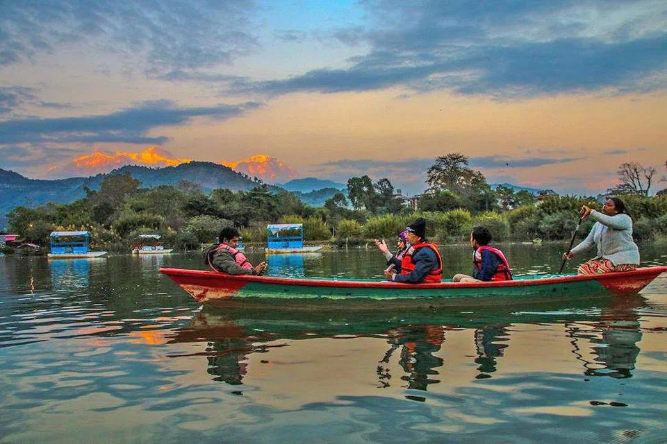 MENAIKI SAMPAN DI TASIK PHEWA: Pelbagai aktiviti boleh dilakukan di sekitar Tasik Phewa, sama ada menaiki sampan sambil menikmati pemandangan Gunung Machapuchare atau dikenali sebagai Fishtail (Matterhorn Nepal) di banjaran Annapurna atau melakukan paragliding. - Foto REHANA M SALLEH