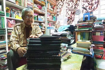 TERUS BERJUANG: Sungguhpun tahap kesihatan tidak menentu, pengkaji dan aktivis Djamal Tukimin, 73 tahun, tabah meneruskan kerja penyelidikan sastera, dakwah dan seni. Beliau yang diwawancara di rumahnya dalam kawasan Yishun baru-baru ini menunjukkan juga timbunan manuskrip yang menanti proses suntingan dan penerbitan.