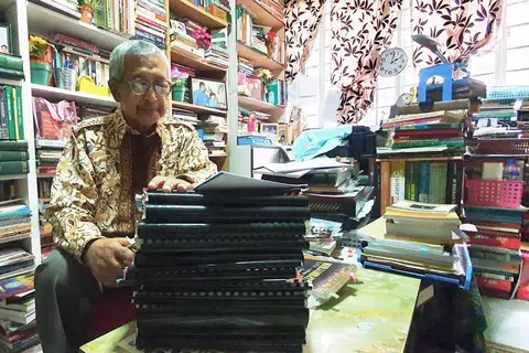 TERUS BERJUANG: Sungguhpun tahap kesihatan tidak menentu, pengkaji dan aktivis Djamal Tukimin, 73 tahun, tabah meneruskan kerja penyelidikan sastera, dakwah dan seni. Beliau yang diwawancara di rumahnya dalam kawasan Yishun baru-baru ini menunjukkan juga timbunan manuskrip yang menanti proses suntingan dan penerbitan.