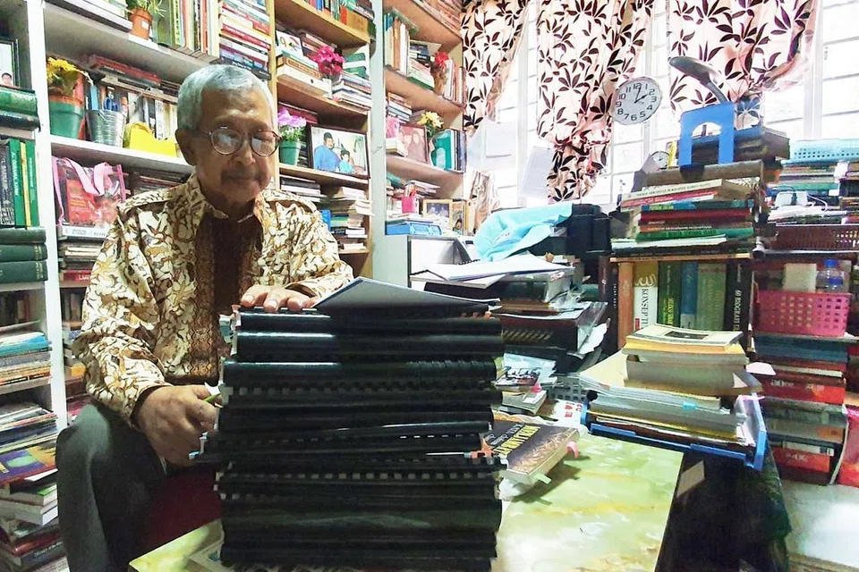 TERUS BERJUANG: Sungguhpun tahap kesihatan tidak menentu, pengkaji dan aktivis Djamal Tukimin, 73 tahun, tabah meneruskan kerja penyelidikan sastera, dakwah dan seni. Beliau yang diwawancara di rumahnya dalam kawasan Yishun baru-baru ini menunjukkan juga timbunan manuskrip yang menanti proses suntingan dan penerbitan.