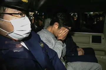 Gambar fail bertarikh 1 November 2017 ini menunjukkan suspek Takahiro Shiraishi (tengah) menutup wajahnya dengan tangan ketika dibawa ke pejabat pendakwa raya dari balai polis di Tokyo. Jepun telah melaksanakan hukuman mati ke atas Shiraishi, lapor media tempatan pada 27 Jun 2025 — pelaksanaan hukuman mati pertama di negara itu sejak 2022. Shiraishi dijatuhi hukuman mati pada 2020 kerana membunuh dan memotong anggota sembilan individu, lapan daripadanya wanita, yang dikenalinya melalui platform media sosial.