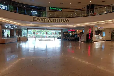 KEADAAN LENGANG: Salah sebuah pusat beli-belah terbesar di Malaysia, MidValley Megamall, sepi pada hari pertama pelaksanaan perintah kawalan pergerakan bersyarat di pada 14 Oktober lalu di Selangor, Putrajaya dan Kuala Lumpur hingga 27 Oktober. - Foto SAFIAH BEGUM