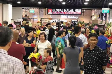 TUTUP OPERASI: Pasar raya Global Halal Hub di Viva Business Park, di Chai Chee Road terpaksa ditutup pada 14 Ogos lalu kerana syarikat itu tidak melunaskan sewa tertunggak selama dua bulan. - Foto: fail
