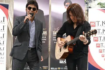 Datuk Jamal Abdillah (kiri)  bersyukur dapat menghiburkan peminatnya dengan lagu nostalgia termasuk lagu yang biasanya tidak dipersembahkan di konsert. Beliau berkongsi suara emasnya pada sidang media di Anggun On Stevens, diiringi pemuzik Singapura, Addy Cradle.